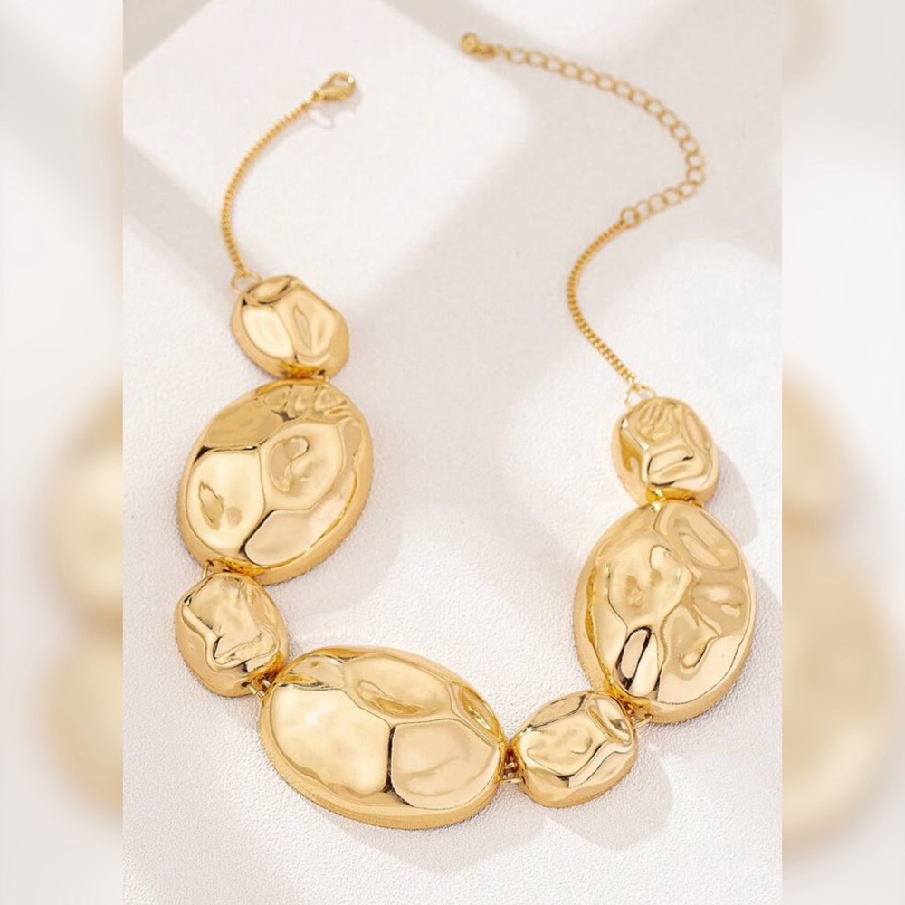 Elegant Gold Tone Jewelry Set Necklace, Earrings and Bracelet - Picture 3 of 7